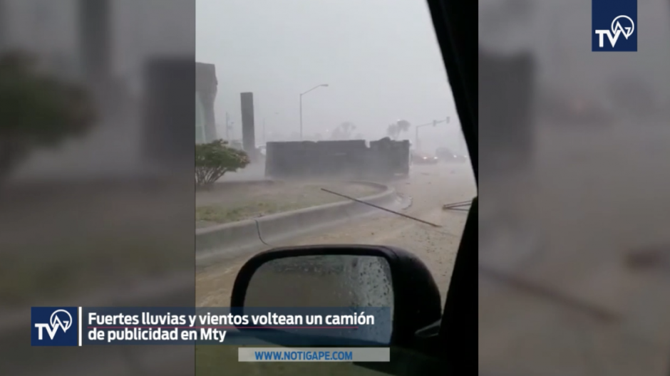 Fuertes vientos derriban camión de publicidad en Mty 
