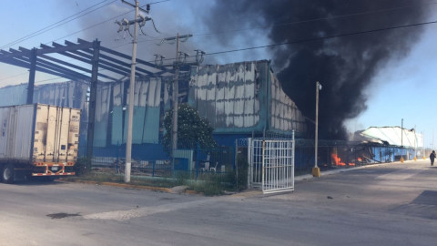 Combate bomberos feroz incendio