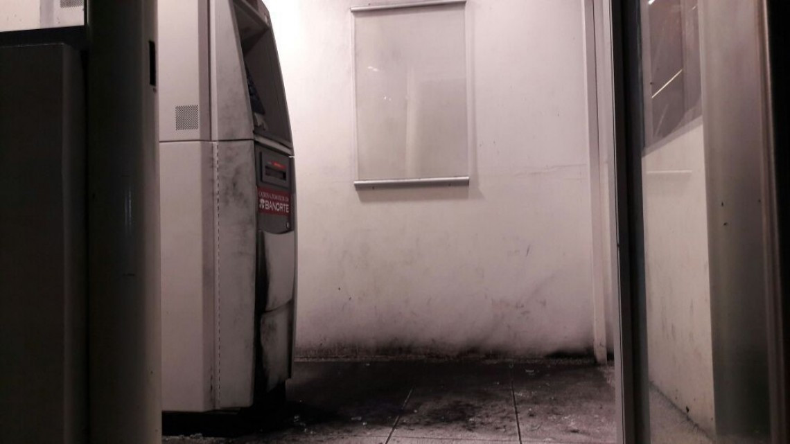 Dañan cajero con artefacto explosivo casero