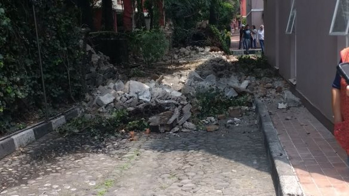Reportan daños en edificios y avenidas tras sismo en CDMX