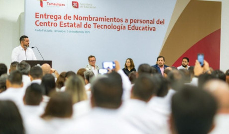 Entrega SET plazas a personal del Centro Estatal de Tecnología Educativa