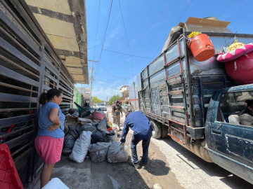 Recolectores y Ecología acuden a colonias inundadas para retirar basura