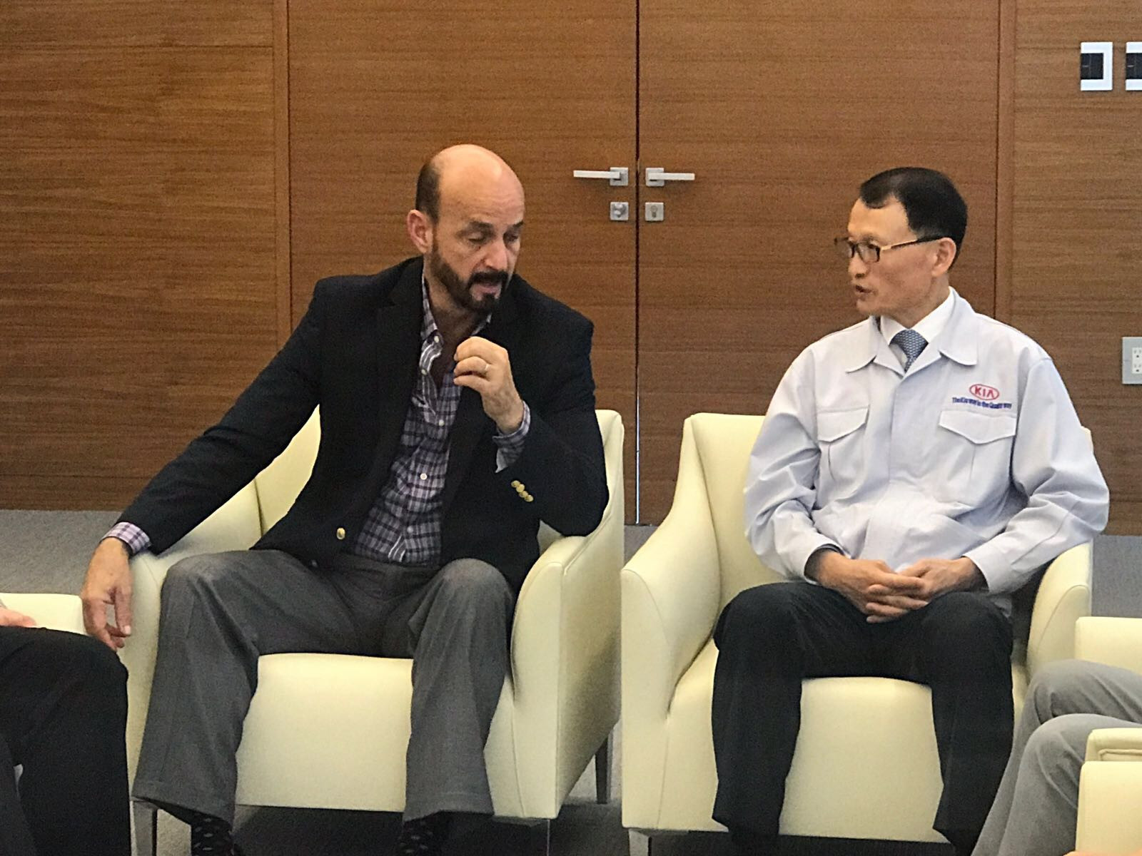 Carlos Talalcón fortalece lazos con el presidente de KIA Motors México 