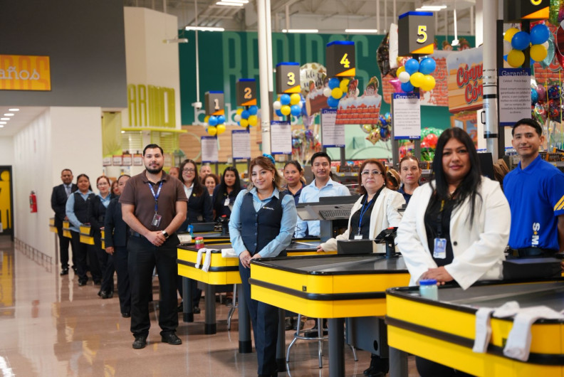 Inaugura alcaldesa Carmen Lilia Canturosas La tienda 10 de smart; refrendan empresas nacionales confianza en Nuevo Laredo