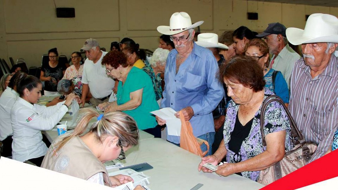 EGD entrega apoyos de pensión para adultos