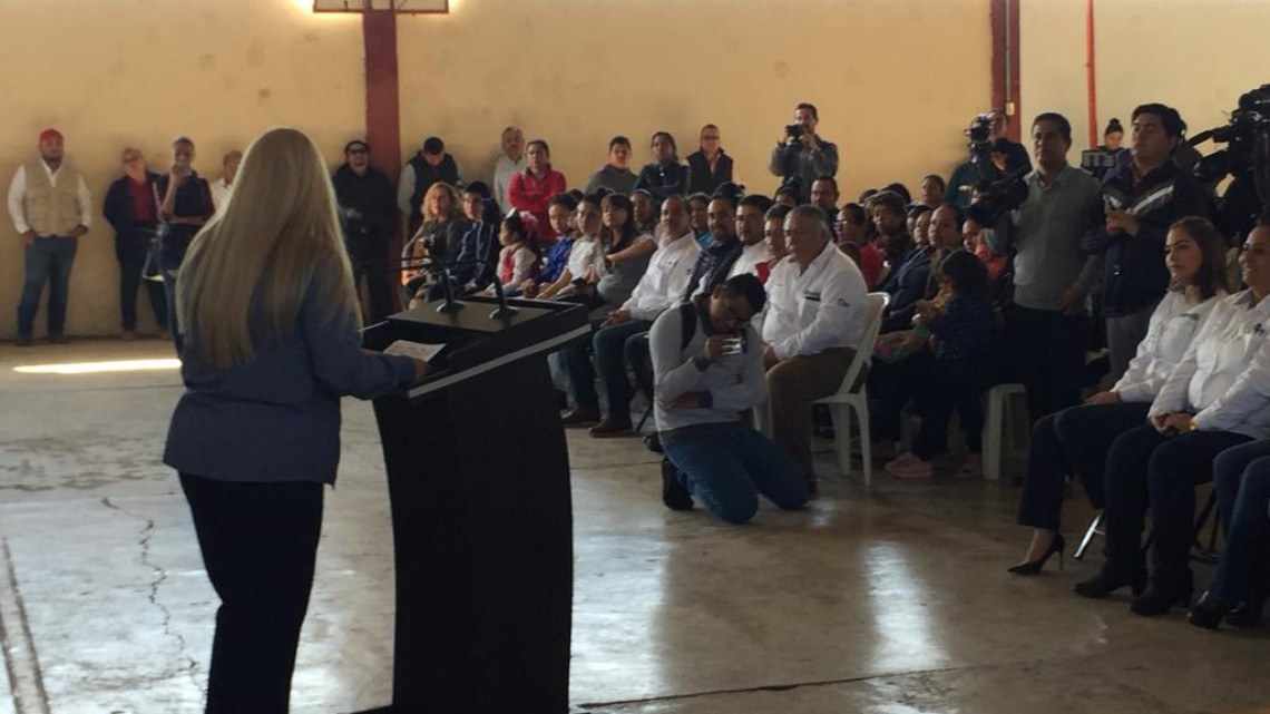 Respaldo a la educación con entrega de becas escolares