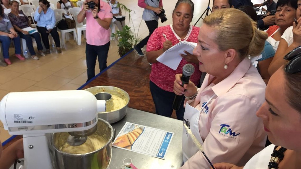 Alcaldesa da curso de repostería a mujeres emprendedoras
