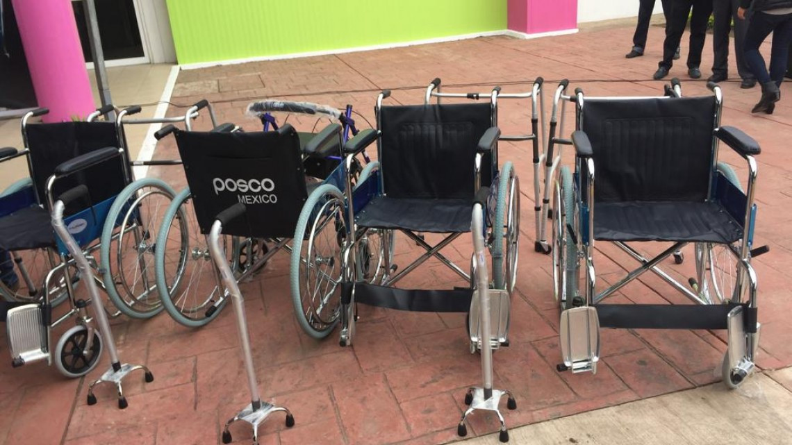 Entregan aparatos funcionales a personas con limitantes físicas