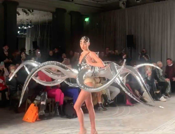 Sorprende a los internautas el vestido alien del diseñador Jack Irving 