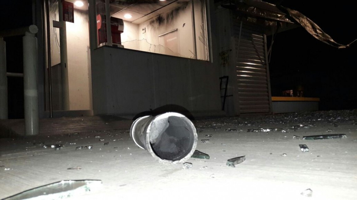 Dañan cajero con artefacto explosivo casero