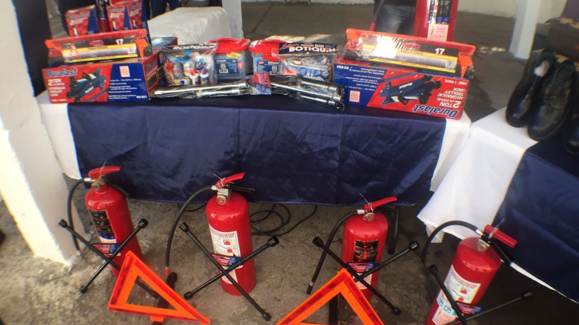 Uniforman y equipan a agentes de Tránsito