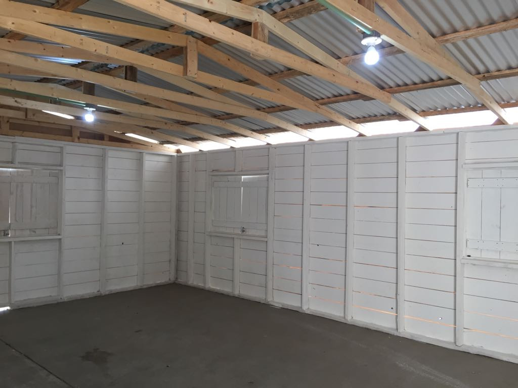 Instalan salones de clase improvisados para niños