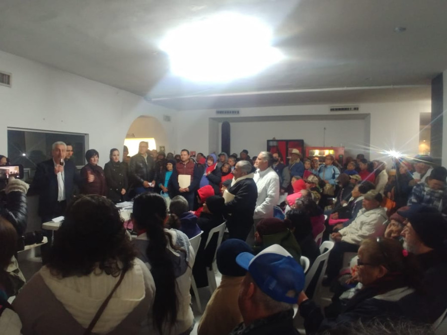 Reciben adultos mayores tarjetas de programa federal