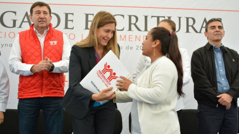 Reciben familias escrituras que avalan su patrimonio