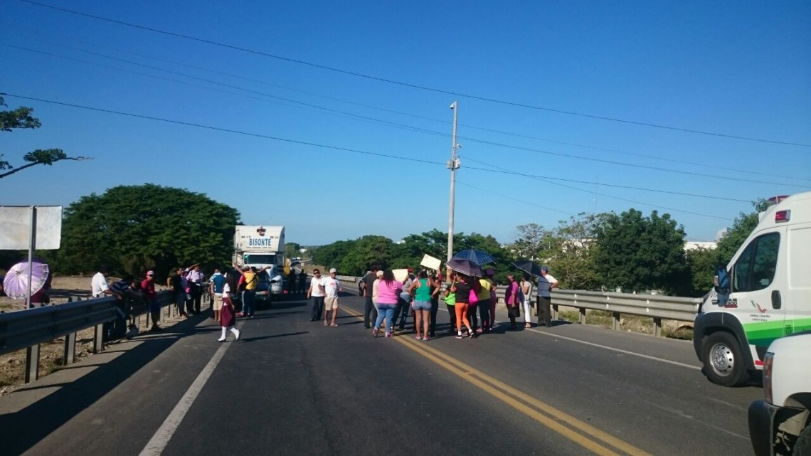Residente de Altamira bloquean libramiento poniente, exigiendo liberación de su acceso