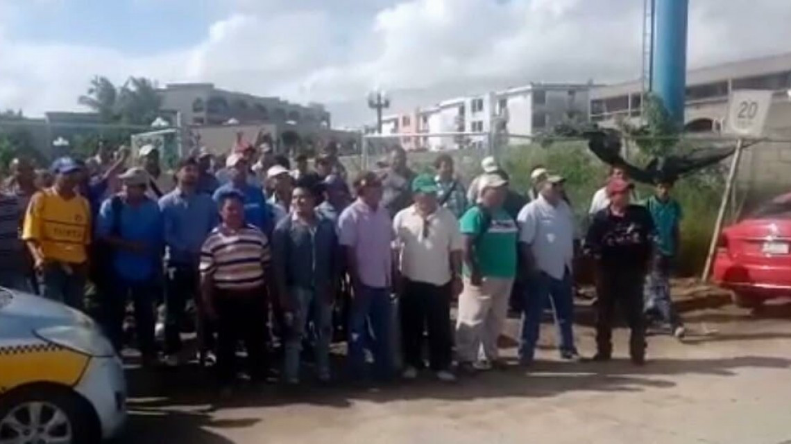 Albañiles paran labores en escuela exigen pago a constructora