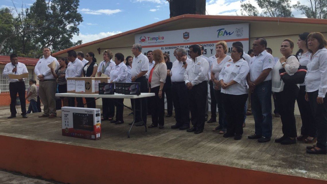 Entregan 10 laptops a escuela primaria en Tampico