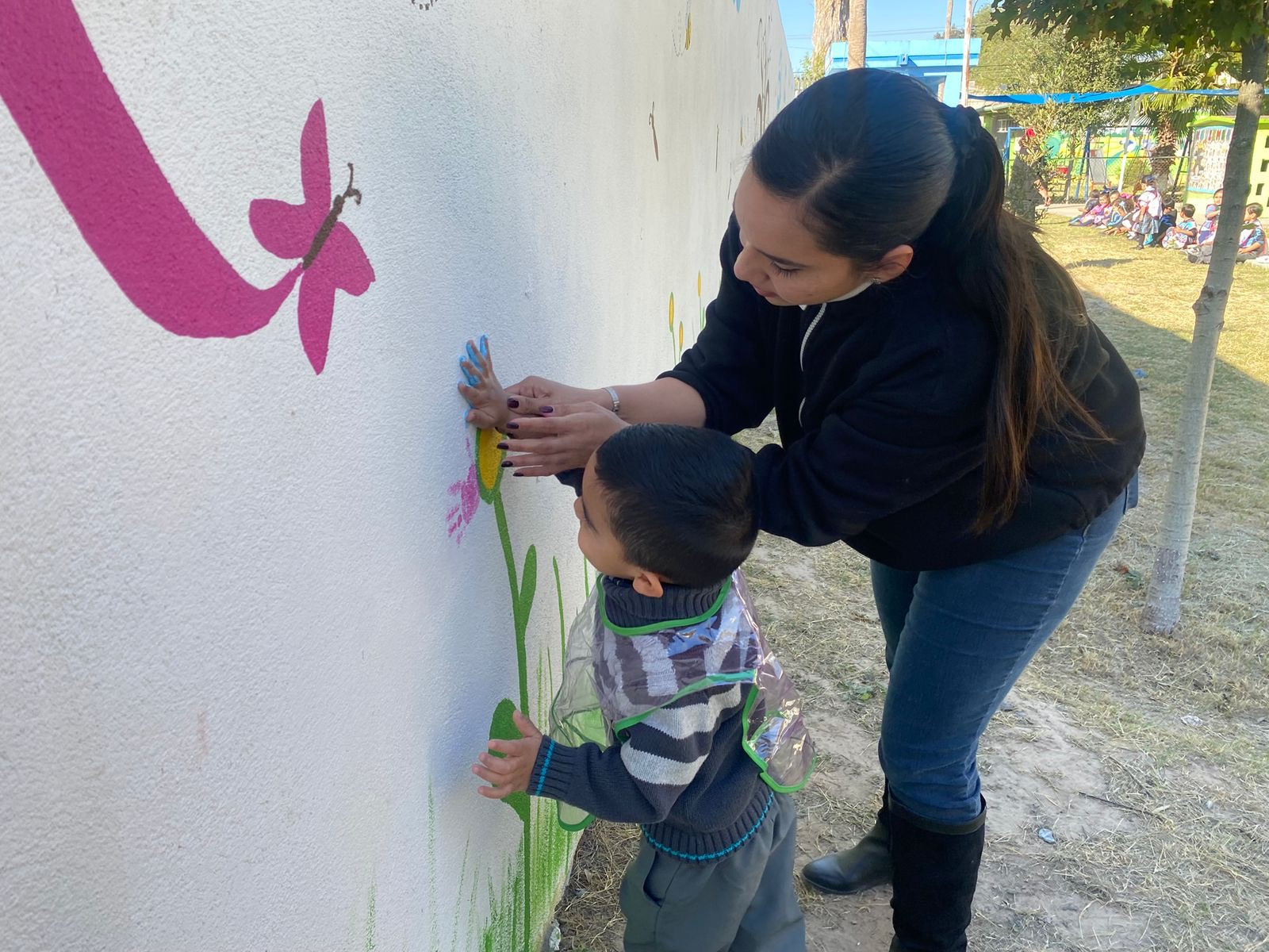Huellas de color y creatividad, el Jardín de Niños Mier y Terán celebra su 44 con mural colectivo 