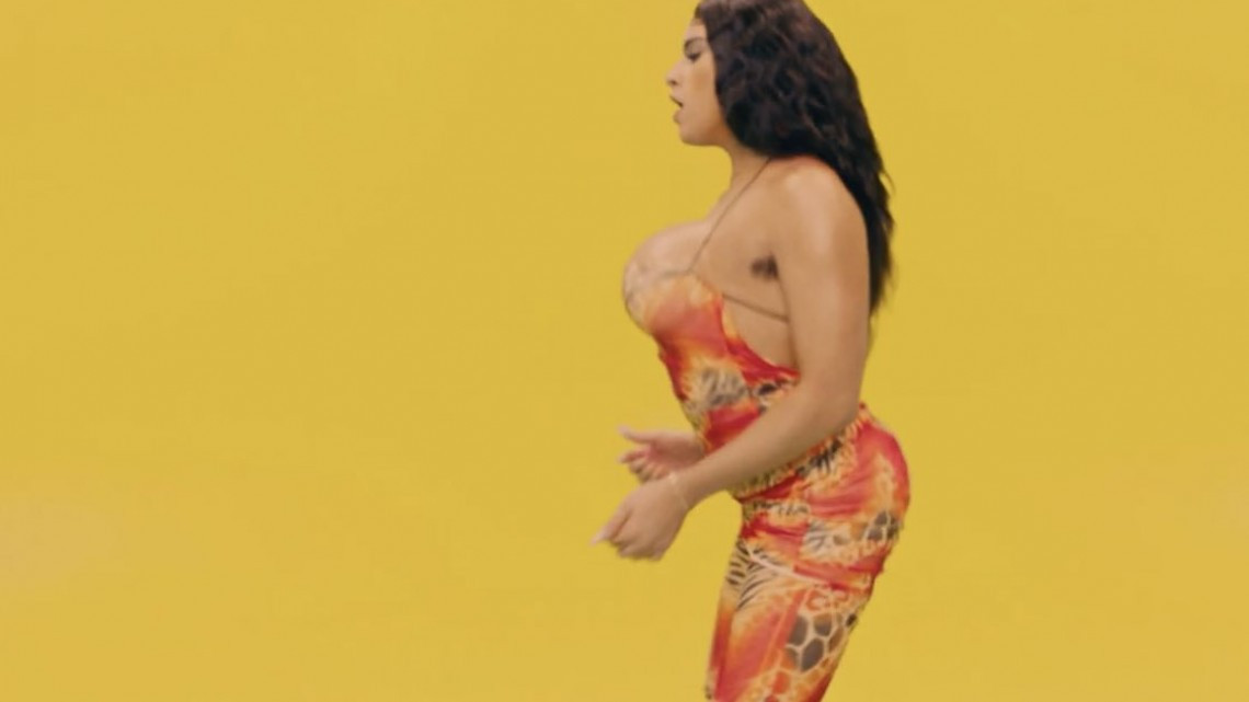 ¡Bad Bunny se viste de mujer en Yo Perreo Sola!