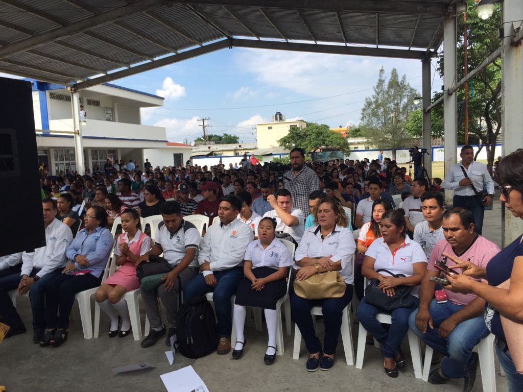 Educación es respaldada con becas y ampliación de infraestructura