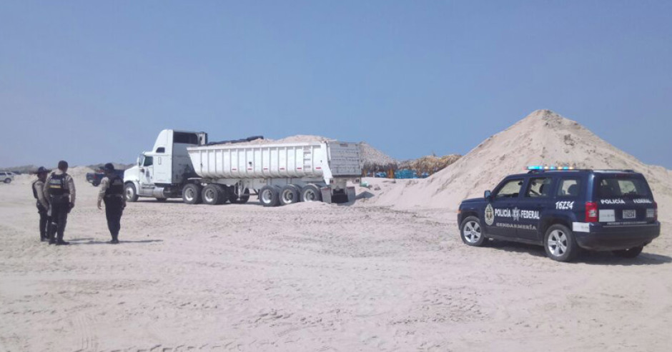 Elementos de la gendarmería suspenden extracción de arena en Playa Miramar 