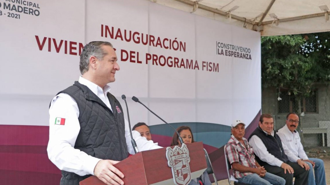 Entrega Adrián Oseguera viviendas a familias vulnerables