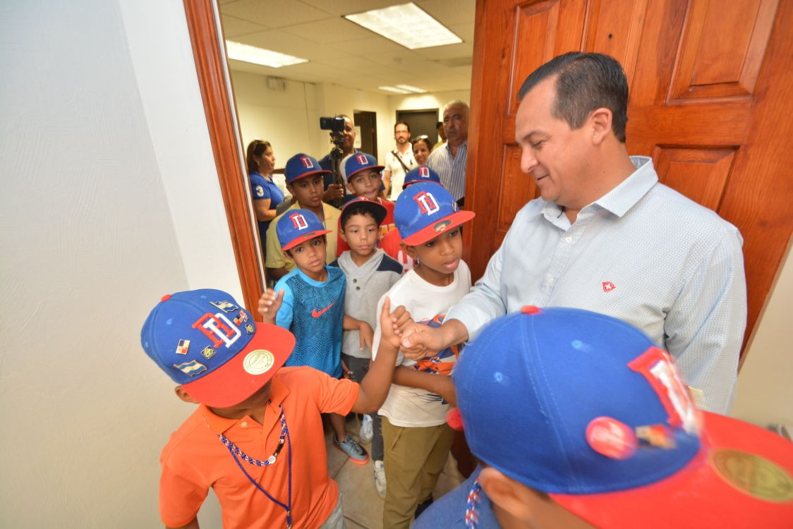 Selección de Béisbol Infantil de la Rep. Dominicana visita Presidencia