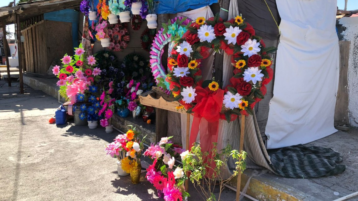 Comerciantes de flores esperan que sus ventas revivan este Día de Muertos en Nuevo Laredo 