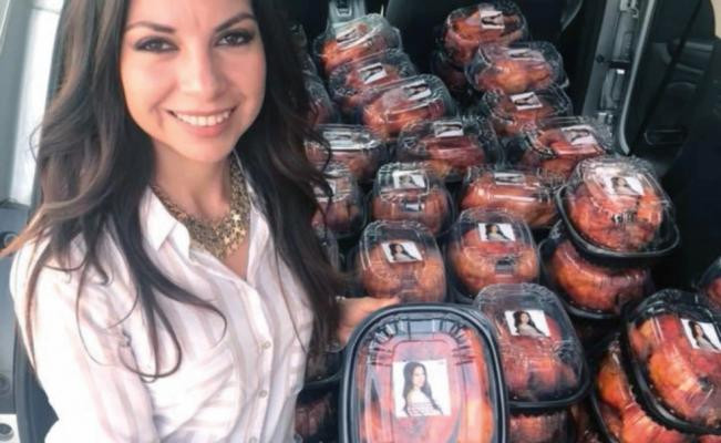 ¡Surge #LadyPollos! Diputada regala pollos rostizados etiquetados con su foto