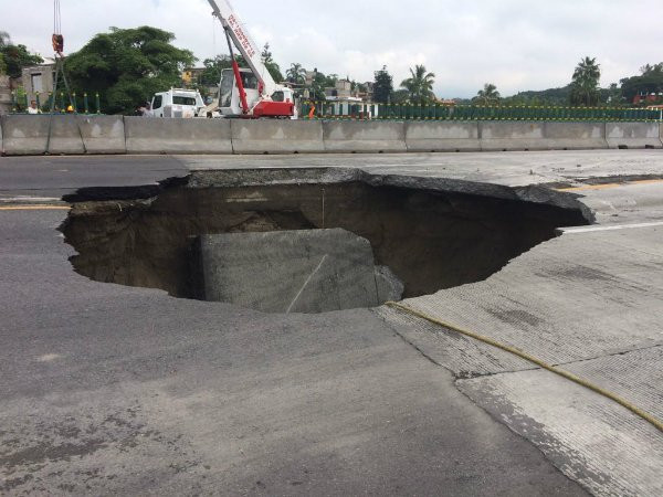 Quedan atrapadas dos personas en socavón