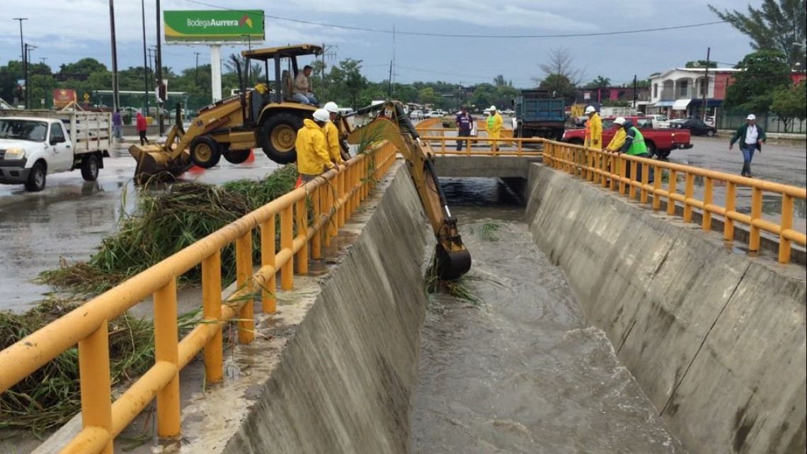 Siguen arrojando desechos domésticos a canales a cielo abierto