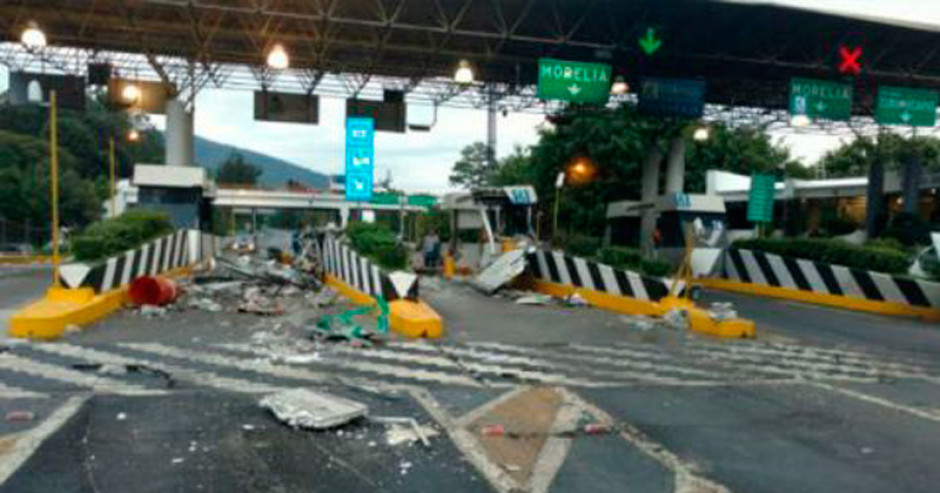 Destroza tráiler caseta de cobro