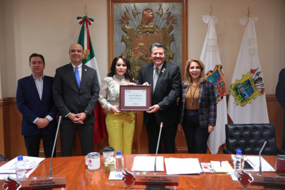 Entregan reconocimiento al mayor de Laredo, Pete Saenz