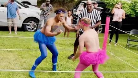 Arrasa fiesta de revelación de género al estilo lucha libre