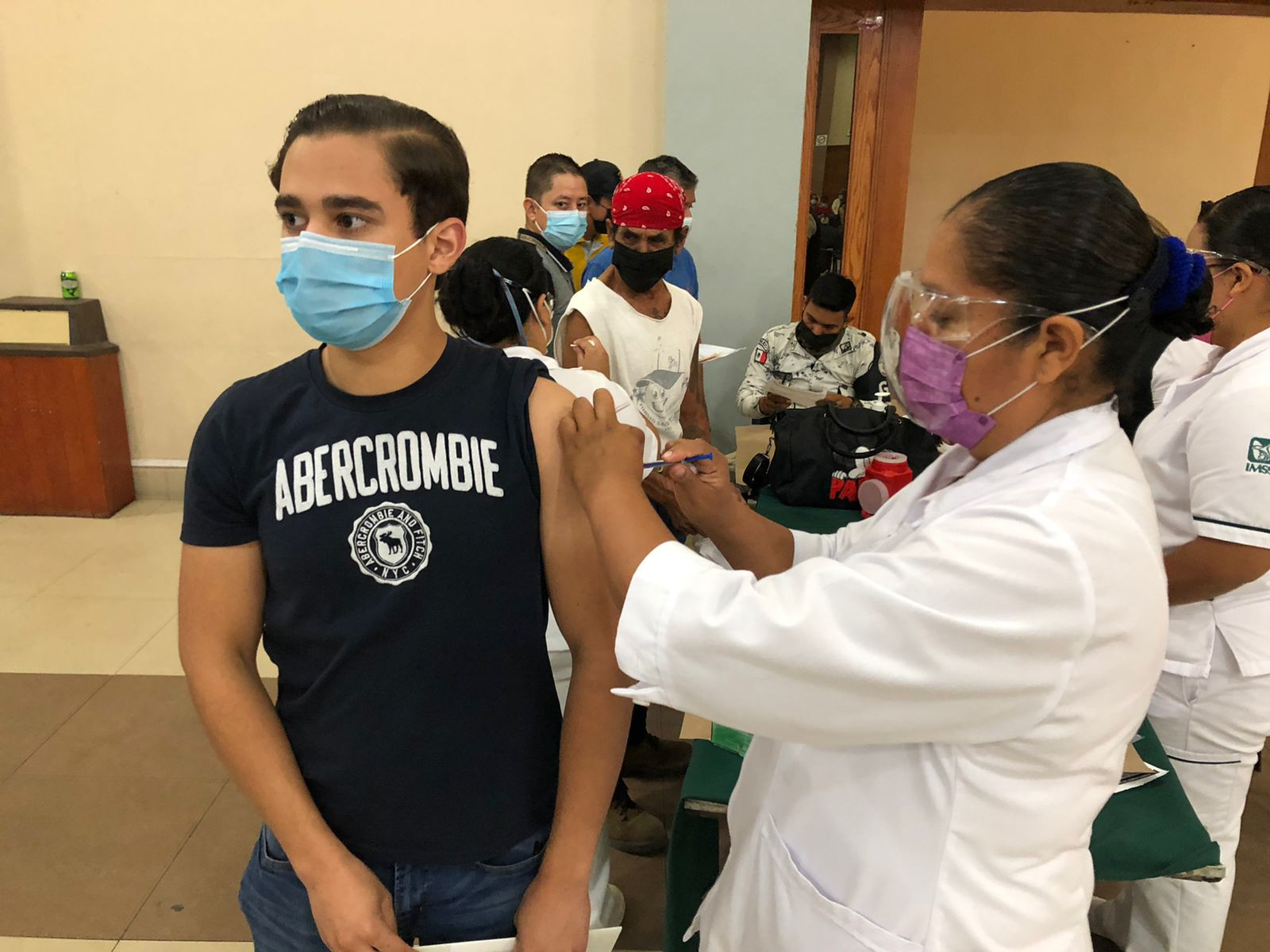 Rezagados superan demanda de vacuna Sinovac en Nuevo Laredo