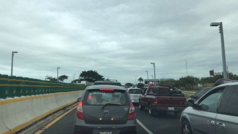 Largas filas registra caseta del puente Tampico