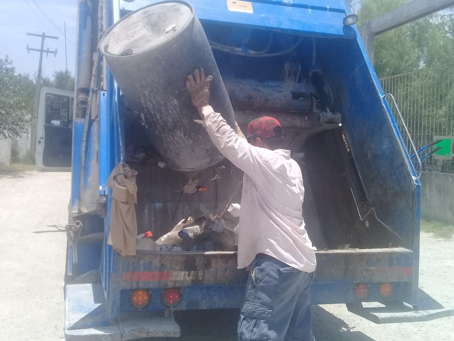  Solicita Gobierno Municipal poner depósitos de basura en la banqueta