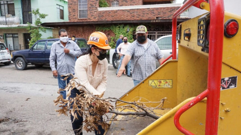 Carmen Lilia dirige un intenso trabajo de limpieza en la ciudad 