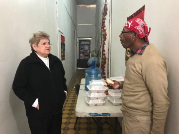 Ofrece DIF comida a habitantes de refugio temporal