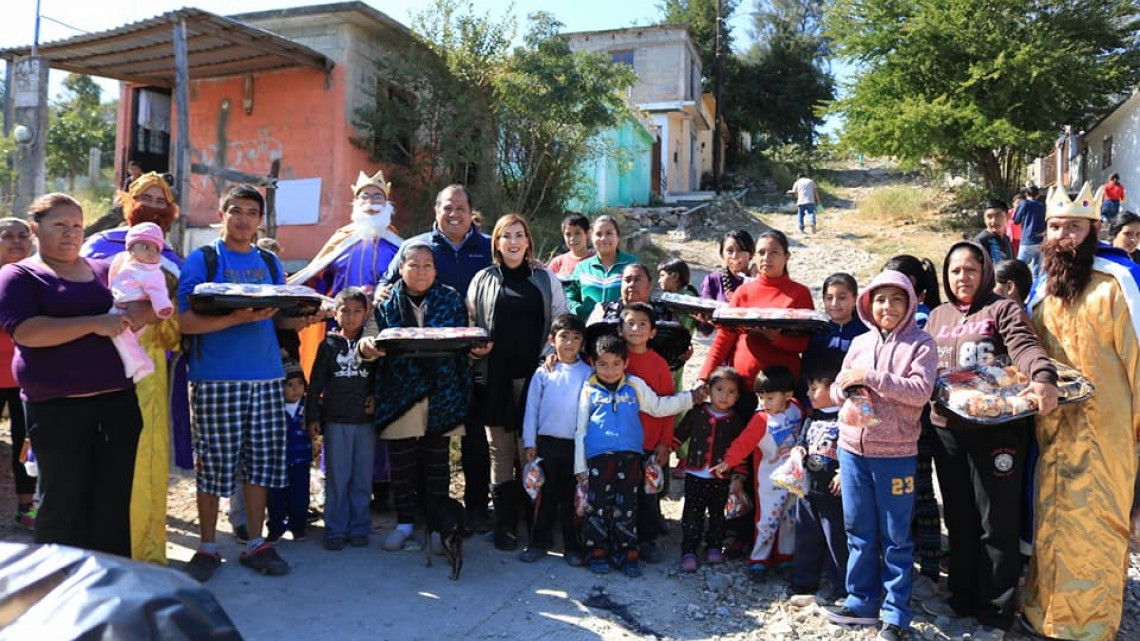 Entrega Ayuntamiento y DIF Victoria roscas y juguetes a familias