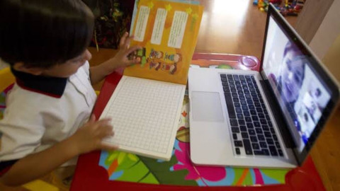 Estudiantes de educación básica en Nuevo Laredo asisten a sus clases través de teléfonos celulares y computadoras 