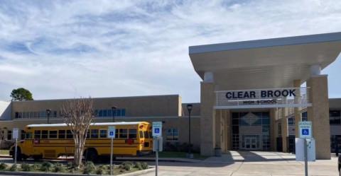 Detienen a estudiante en Dallas con un rifle AK-47 y un AR-15