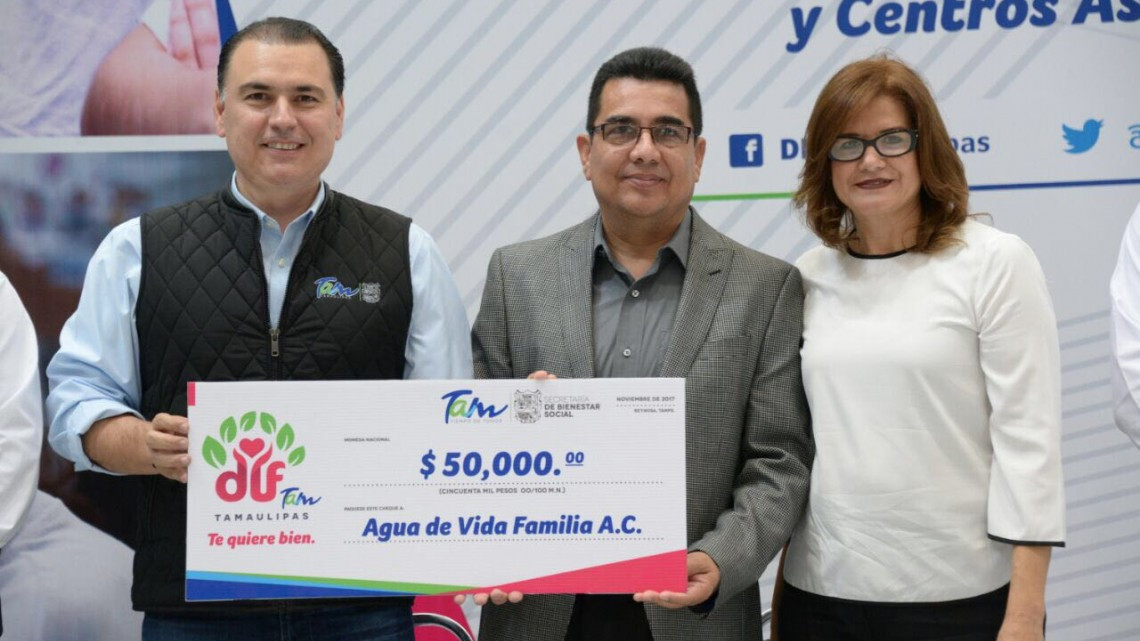 DIF Tamaulipas entrega becas y apoyos