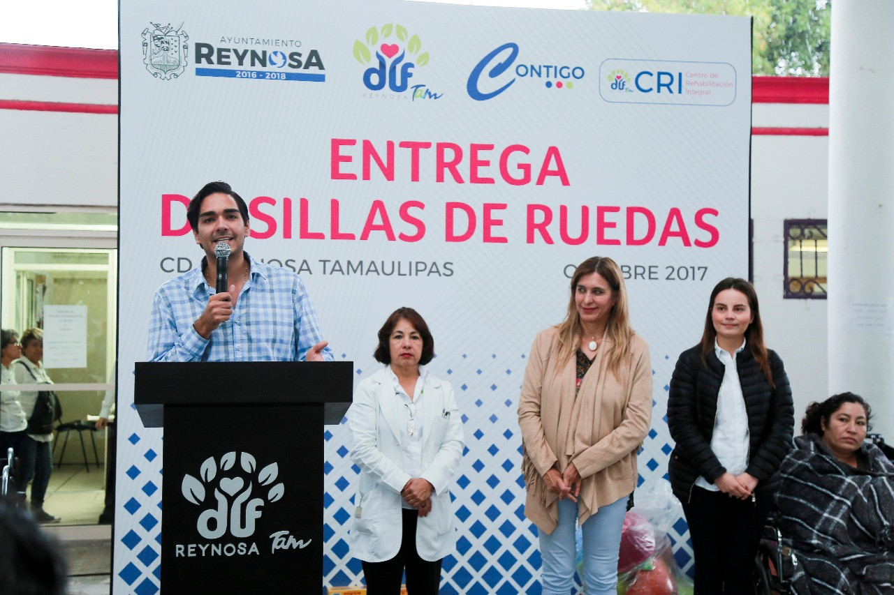 Realiza DIF segunda entrega de silla de ruedas