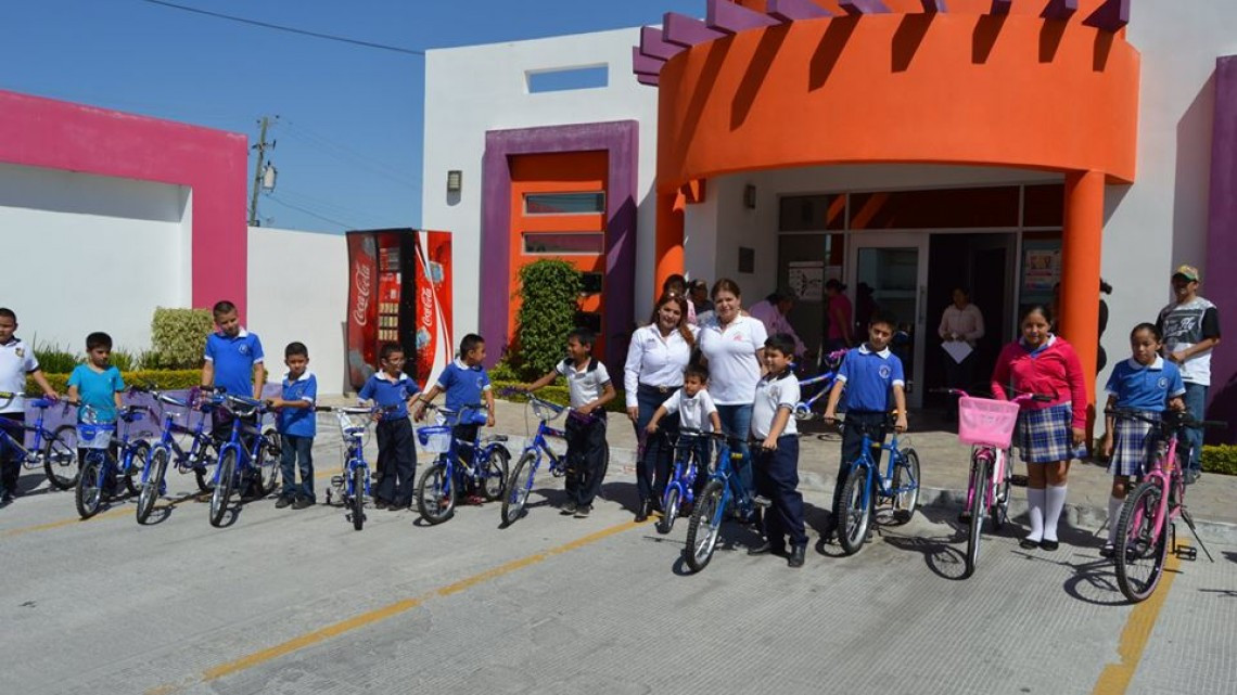 Entrega Rosy Corro bicicletas a estudiantes