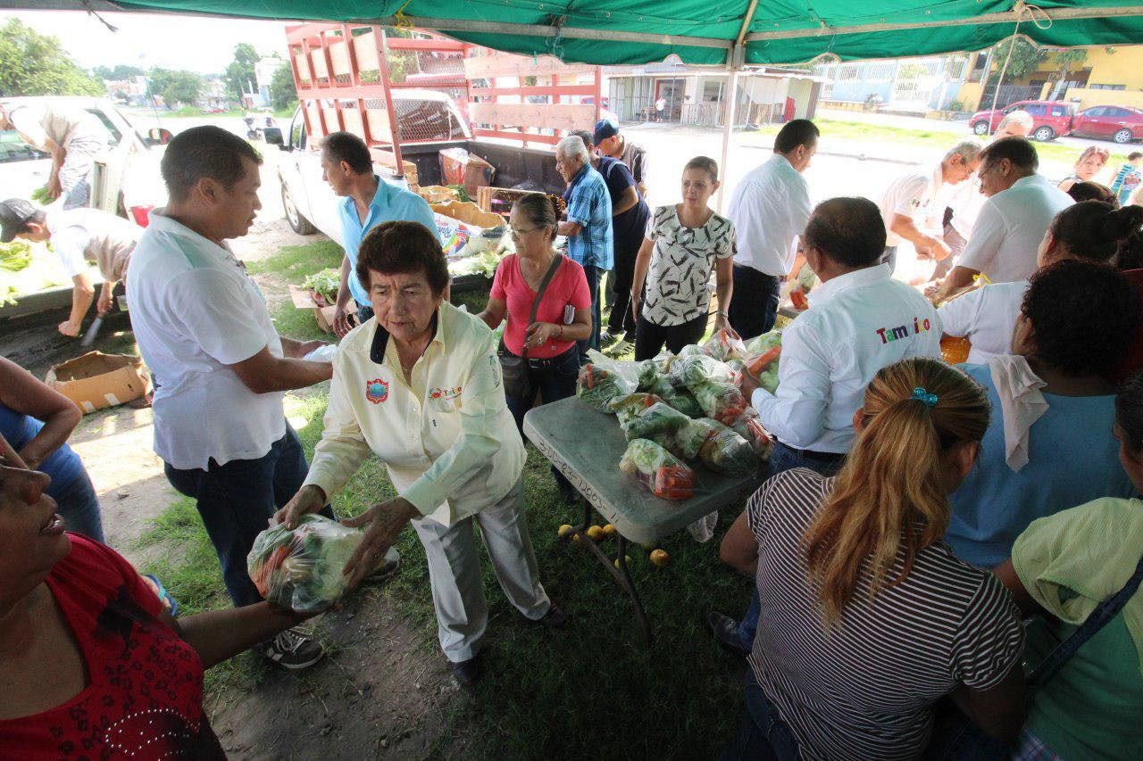 Llevan beneficios a bajo costo a la colonia Jardines de Champayan
