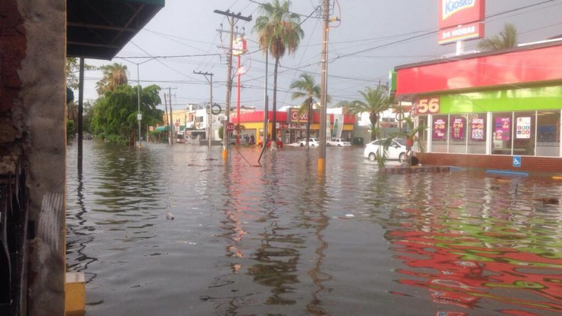 Mazatlán es inundado por fuertes lluvias