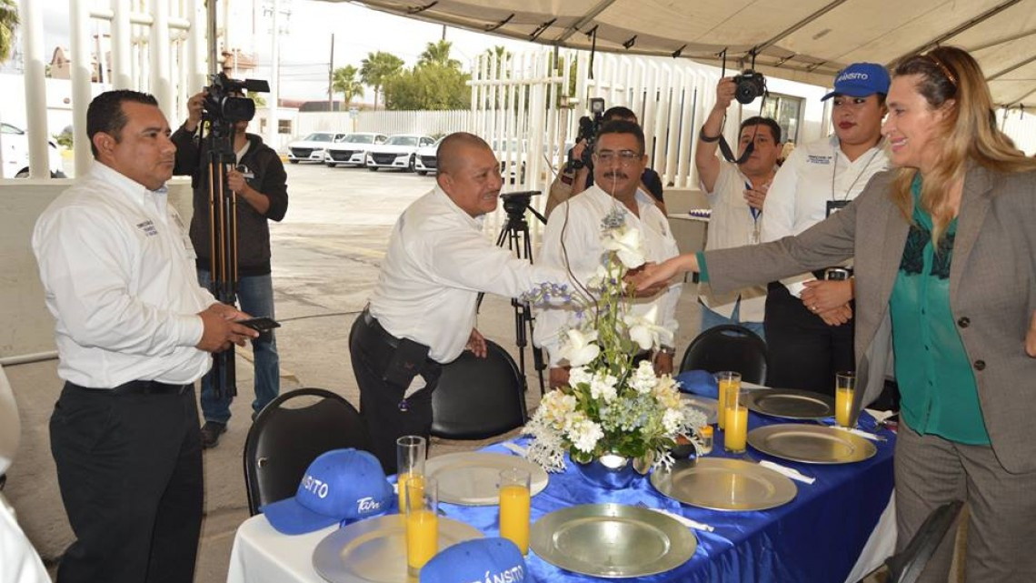 Ayuntamiento felicita a policías en su día