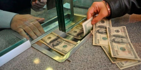 Dólar se vende en 19.65 pesos en el AICM