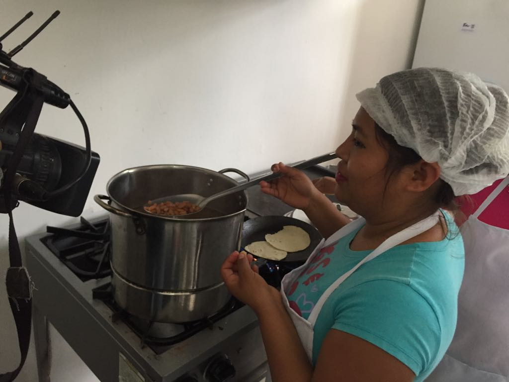 Atienden pobreza extrema con alimentos calientes en diversas zonas